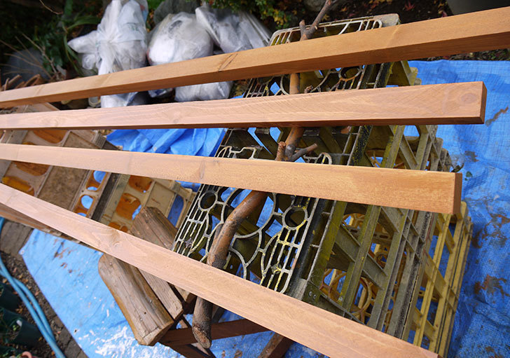ツルバラの誘引ワイヤーのガイドに使う角材を木部保護塗料で塗装した1.jpg