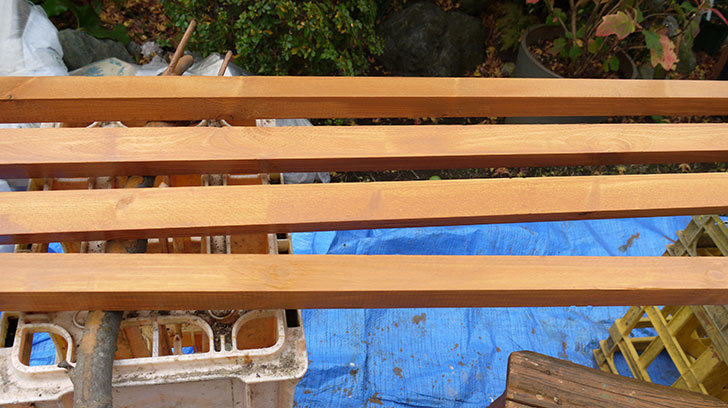 ツルバラの誘引ワイヤーのガイドに使う角材を木部保護塗料で塗装した3.jpg