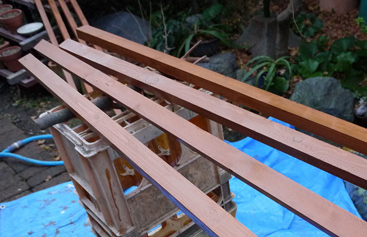 ツルバラの誘引ワイヤーのガイドに使う角材を木部保護塗料で塗装した7.jpg
