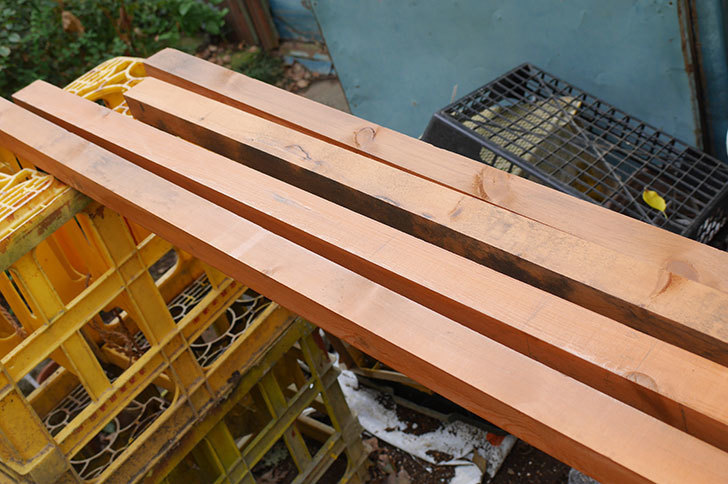 ツルバラの誘引範囲を拡張するための木材に木部保護塗料を塗った。2018年-1.jpg