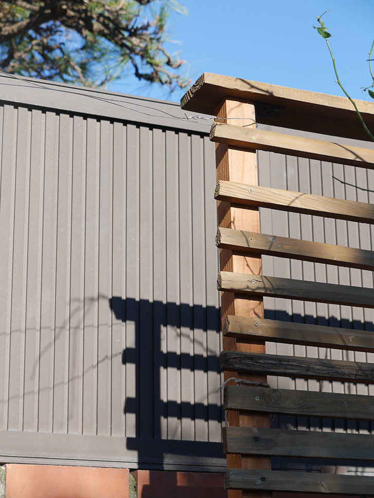 ツルバラ用の木材フェンスの補強(1)。入り口側の補強。2021年-006.jpg