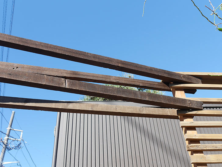 ツルバラ用の木材フェンスの補強(1)。入り口側の補強。2021年-018.jpg
