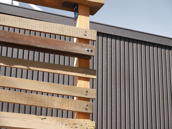 ツルバラ用の木材フェンスの補強(2)。玄関側の補強。2021年-003.jpg