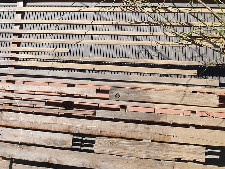 木製フェンスに木材防腐剤を塗った。2021年-013.jpg