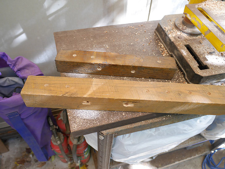 物干し台の受け部分を木材で作ってベランダの柱に取り付けた。2021年-005.jpg