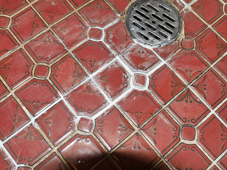 風呂場の床のタイルが剥がれてきたので、おふろば補修剤-BSU-2で直した6.jpg