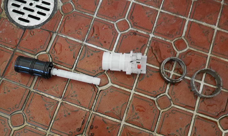 風呂場の混合水栓TOTO-TMG40CRXが水漏れするので開閉ユニット部-TH577交換して修理した15.jpg