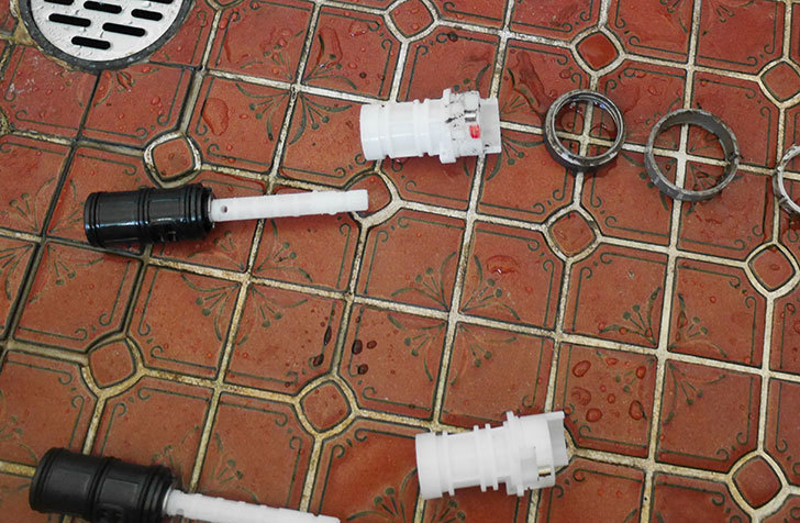 風呂場の混合水栓TOTO-TMG40CRXが水漏れするので開閉ユニット部-TH577交換して修理した18.jpg