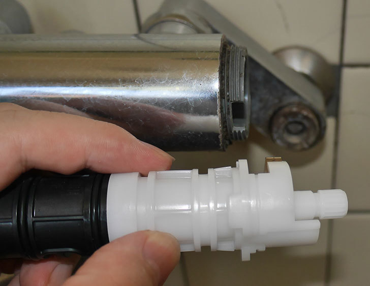 風呂場の混合水栓TOTO-TMG40CRXが水漏れするので開閉ユニット部-TH577交換して修理した23.jpg