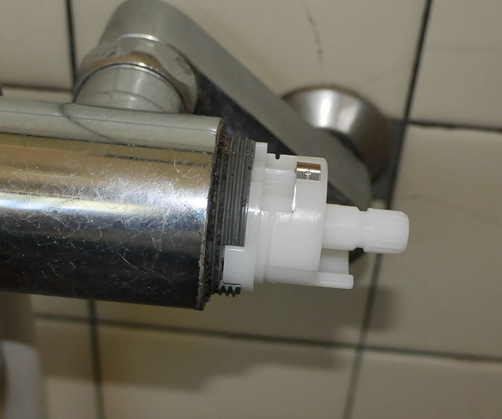 風呂場の混合水栓TOTO-TMG40CRXが水漏れするので開閉ユニット部-TH577交換して修理した24.jpg
