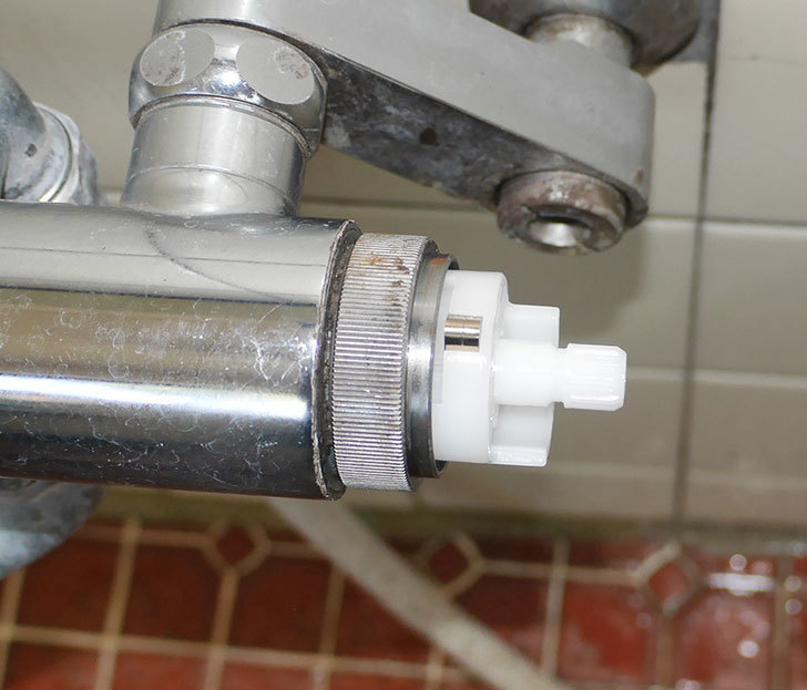 風呂場の混合水栓TOTO-TMG40CRXが水漏れするので開閉ユニット部-TH577交換して修理した25.jpg