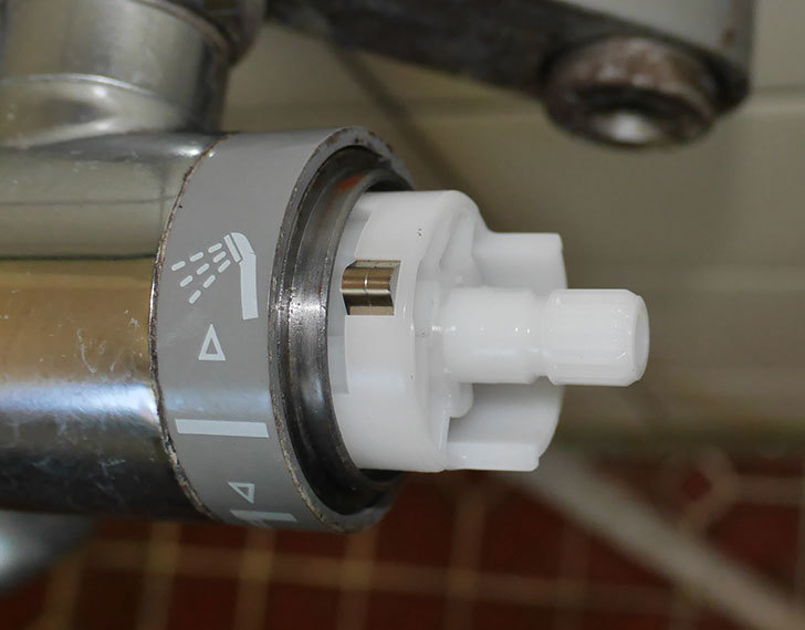 風呂場の混合水栓TOTO-TMG40CRXが水漏れするので開閉ユニット部-TH577交換して修理した27.jpg