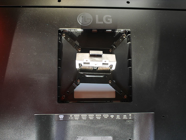 LG 43UN700Tをエルゴトロン HXに取り付けた。2020年-012.jpg
