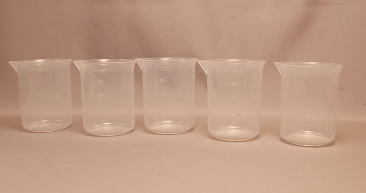 SODIAL(R)5個-100-ml-透明なプラスチック製の実験室測定計量カップ-を買った1.jpg